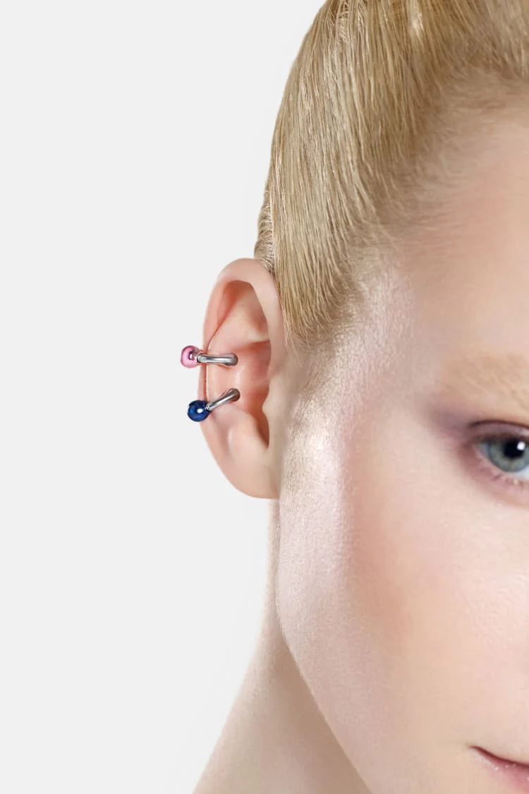 Casa Batlló huggie earcuff in silver and blue - Image 4